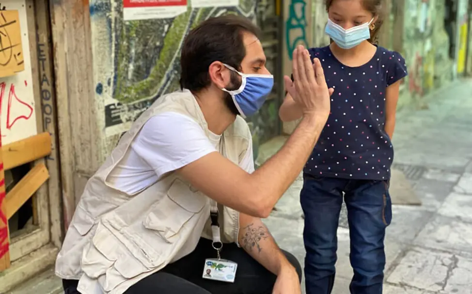 Griechenland: Samira aus Afghanistan schlägt in die Hand ihres Lehrers ein | © UNICEF/Berger Griechenland: Samira aus Afghanistan schlägt in die Hand ihres Lehrers ein