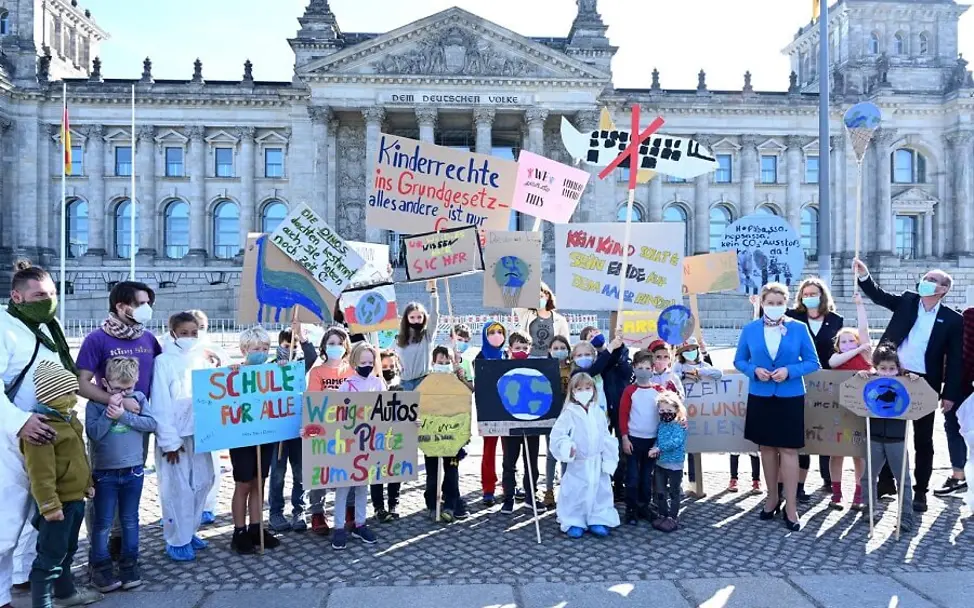Kinder demonstieren vor dem Reichstag in Berlin. | © UNICEF/Deutsches Kinderhilfswerk/P. Schneider Kinder demonstieren vor dem Reichstag in Berlin.