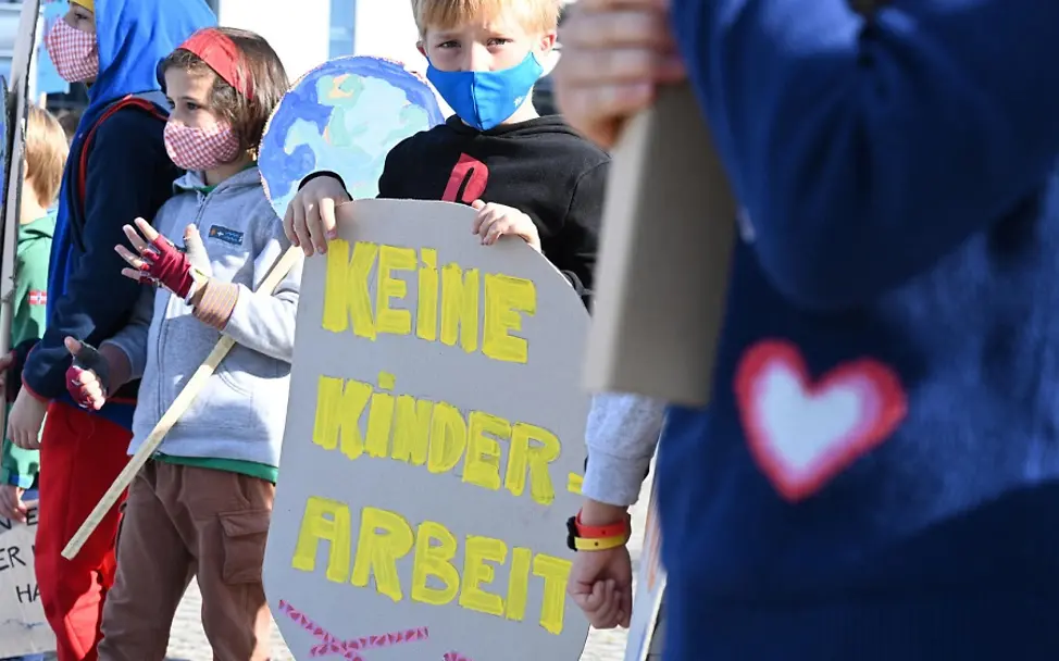 Kinder demonstrieren gegen Kinderarbeit | © Deutsches Kinderhilfswerk/P. Schneider Kinder demonstrieren gegen Kinderarbeit