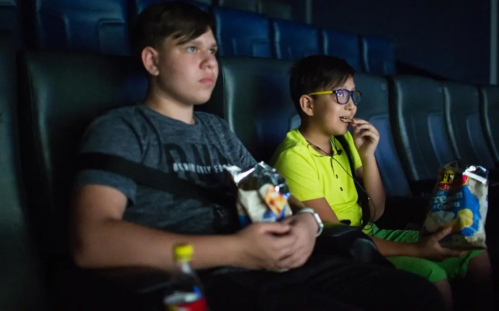 Im Kino isst Yerzhan gerne Chips. | © UNICEF/Karimova Kasachstan: Im Kino isst Yerzhan gerne Chips.