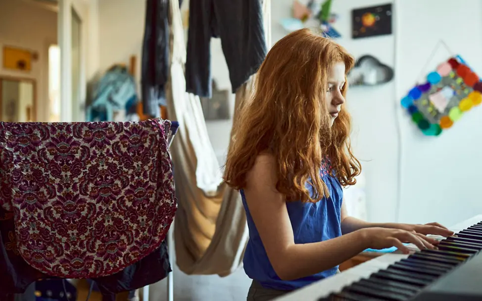 Hanna spielt zu Hause vor einem Wäscheständer Klavier. | © UNICEF/Bänsch Deutschland: Hanna spielt zu Hause vor einem Wäscheständer Klavier.