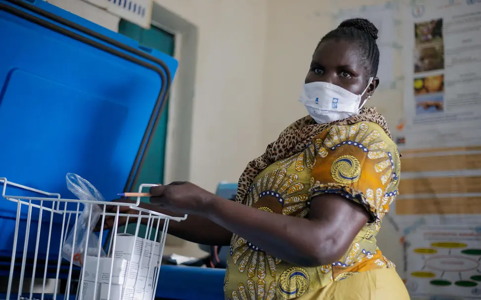 Corona-Impfungen: UNICEF stellt Kühlschränke für die Lagerung der Impfstoffe bereit. Jetzt spenden!
