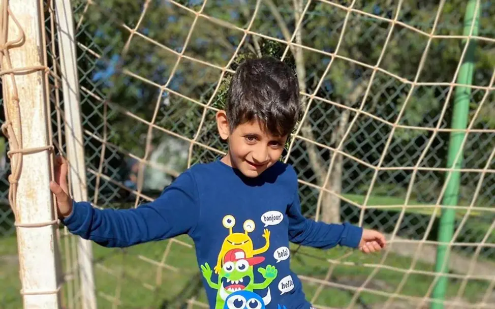 Bosnien und Herzegowina: Farhad steht im Fußballtor. | © UNICEF/Kapic Bosnien und Herzegowina: Junge steht im Fußballtor.