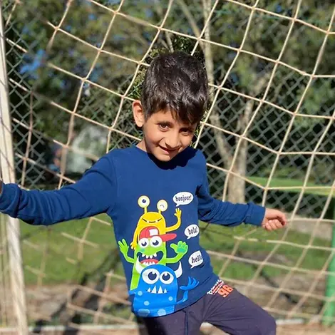 Bosnien und Herzegowina: Farhad steht im Fußballtor. | © UNICEF/Kapic Bosnien und Herzegowina: Junge steht im Fußballtor.