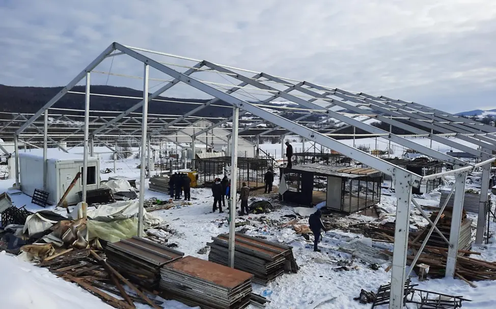 Das niedergebrannte Flüchtlingslager Lipa.. | © UNICEF/Novo Bosnien und Herzegowina: Das niedergebrannte Flüchtlingslager Lipa.