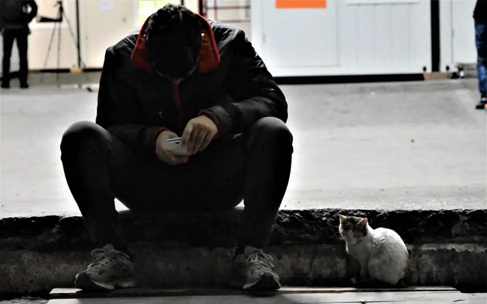 Bosnien und Herzegowina: Junge sitzt am Straßenrand. | © UNICEF/Kuburovic Bosnien und Herzegowina: Junge sitzt am Straßenrand.