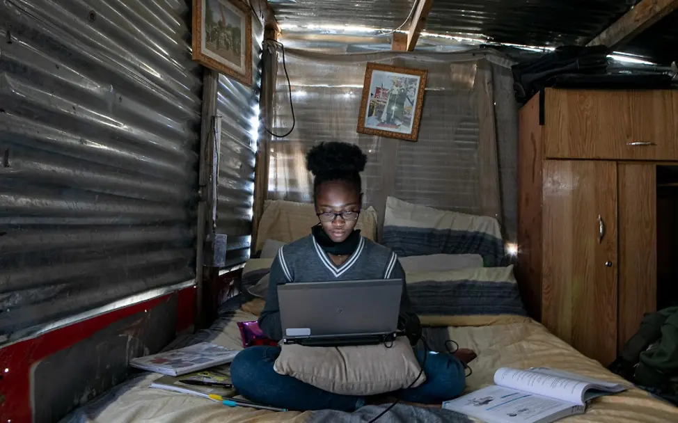 Zugang zum Online-Unterricht | © UNICEF/Schermbrucker Südafrika 2020: Ein Mädchen lernt und arbeitet online am Laptop zuhause.