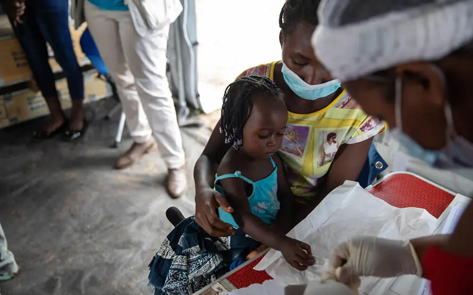 Mosambik: Nach Sturm Eloise wird ein Kind untersucht | © UNICEF/Franco Mosambik: Nach Sturm Eloise wird ein Kind untersucht