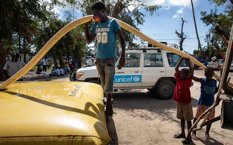 Mosambik: Nach Sturm Eloise kommt Trinkwasser aus einem Wasserkissen | © UNICEF/Franco Mosambik: Nach Sturm Eloise kommt Trinkwasser aus einem Wasserkissen