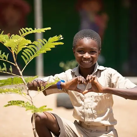 Der elfjährige David Sekongo pflegt seinen Baum. | © UNICEF/Diarassouba Der elfjährige David Sekongo pflegt seinen Baum.