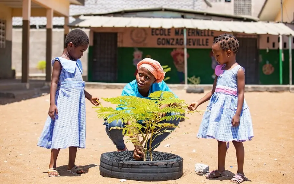 Die Kinder lernen wie man sich um Pflanzen kümmert. | © UNICEF/Diarassouba Die Kinder lernen wie man sich um Pflanzen kümmert.
