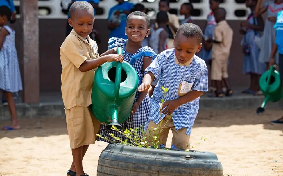 Die Kinder kümmern sich um ihre Pflanzen. | © UNICEF/Diarassouba Die Kinder kümmern sich um ihre Pflanzen.