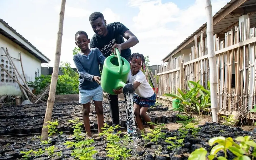 Die Kinder sollen umweltbewusster werden. | © UNICEF/Diarassouba Die Kinder sollen umweltbewusster werden.