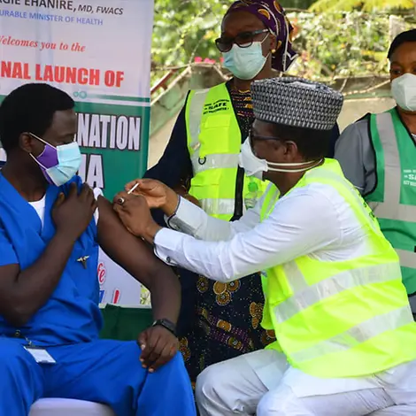 Nigeria: Ein Gesundheitshelfer wird gegen Corona geimpft. | UNICEF/Agena Nigeria: Ein Gesundheitshelfer wird gegen Corona geimpft.