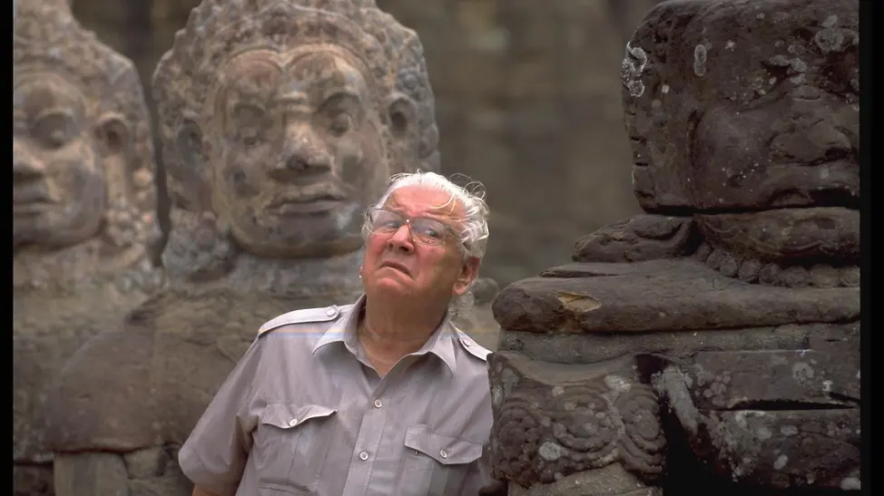 Peter Ustinov zwischen Statuen.