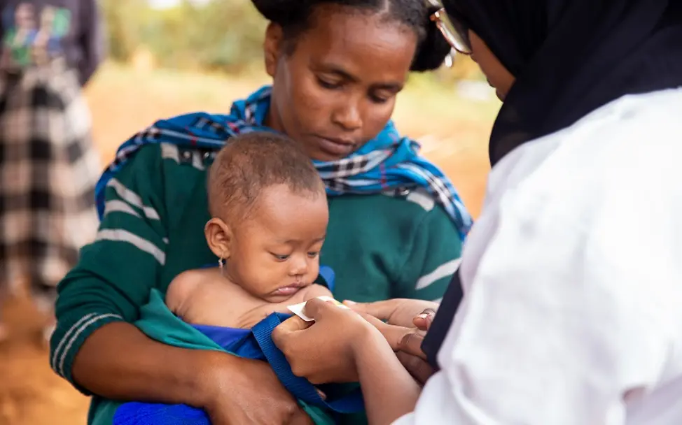 Magaskar 2019: Bei einem Kind mit Mangelernährung wird der Armumfang gemessen