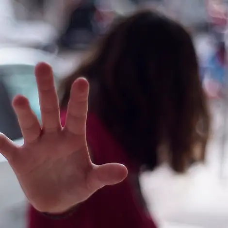 Niemals Gewalt gegen Kinder! | © UNICEF/Bicanski Ein Kind streckt die Hand abwehrend in Richtung Kamera