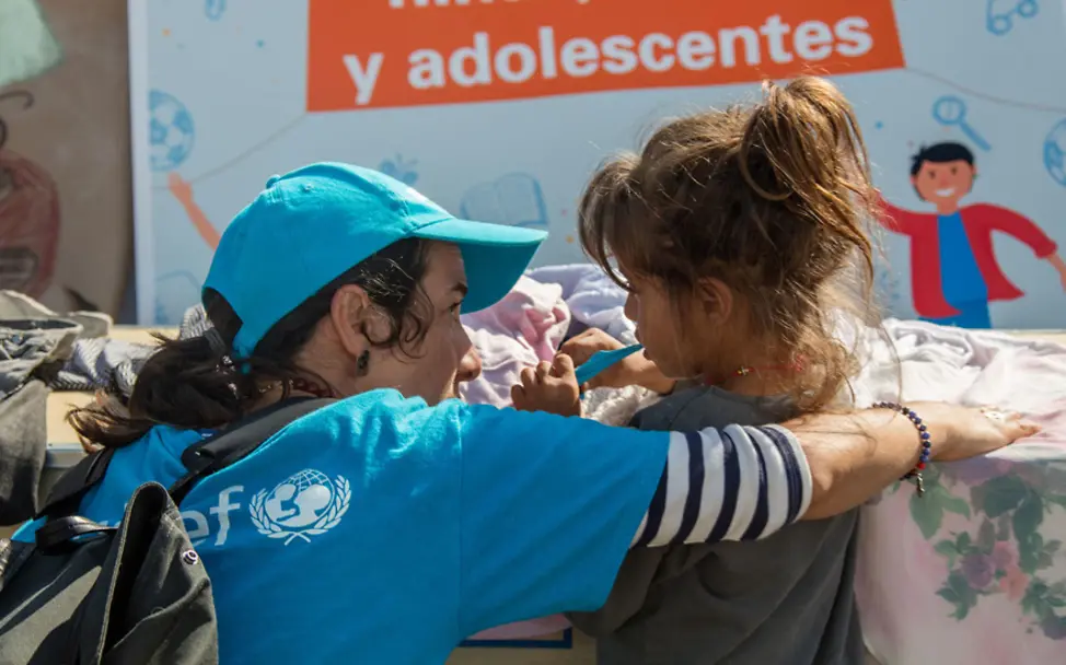 UNICEF-Helfer sind weltweit zur Stelle, um Kinder vor Gewalt und Missbrauch zu schützen | © UNICEF/Kelly Kinderschutz: UNICEF-Helferin im Gespräch mit einem Mädchen