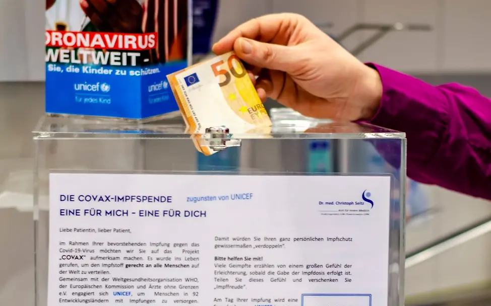 Covax Spendenbox in Arztpraxis