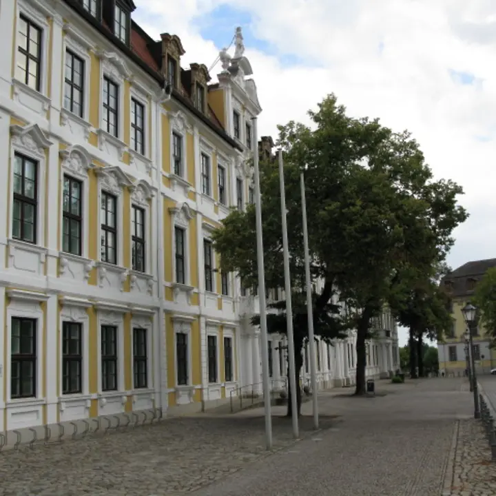Der_Landtag_Sachsen-Anhalt,_Domplatz,_Magdeburg_(The_Landtag_or_state_parliament_for_Saxony-Anhalt)_-_geograph.org.uk_-_5346 Nick Smith