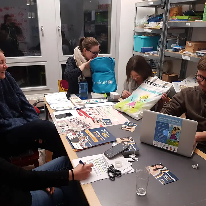 Im Büro der UNICEF AG Dresden