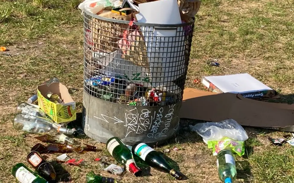 Müll im Neuen Garten | © UNICEF Potsdam/2021/Matern