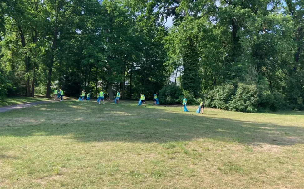 UNICEF-Ehrenamtliche bei der Aufräum-Aktion im Neuen Garten | © UNICEF Potsdam/2021/Matern