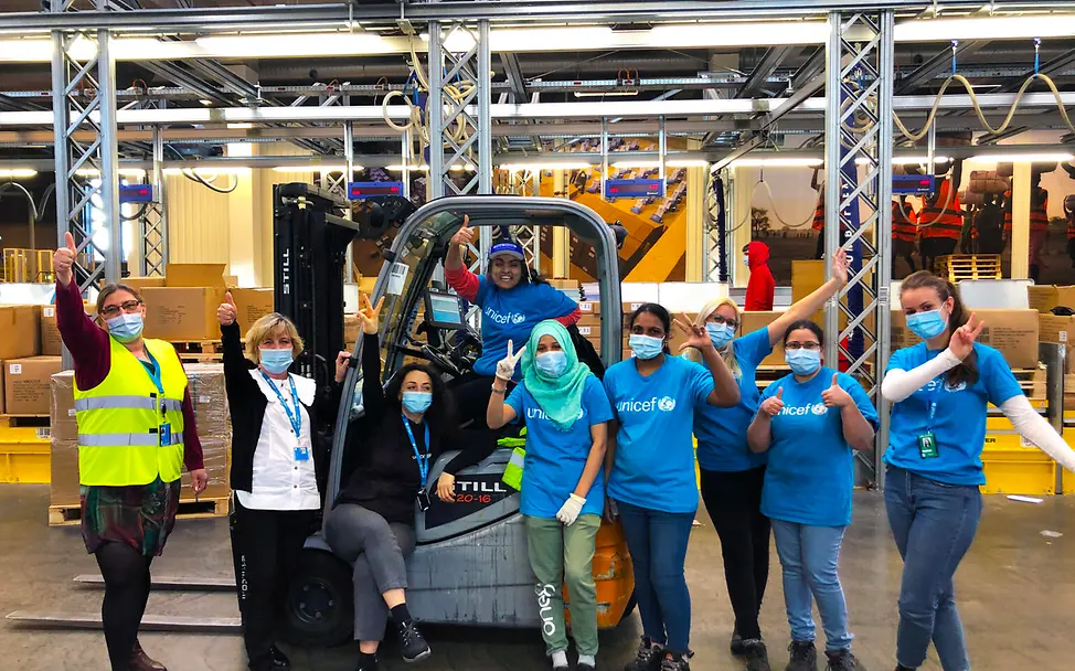 Frauenpower in der Führungsriege im Warenlager in Kopenhagen. | © UNICEF/Mansour Hilfsgüter von UNICEF: Frauenpower in der Führungsriege im Warenlager in Kopenhagen.