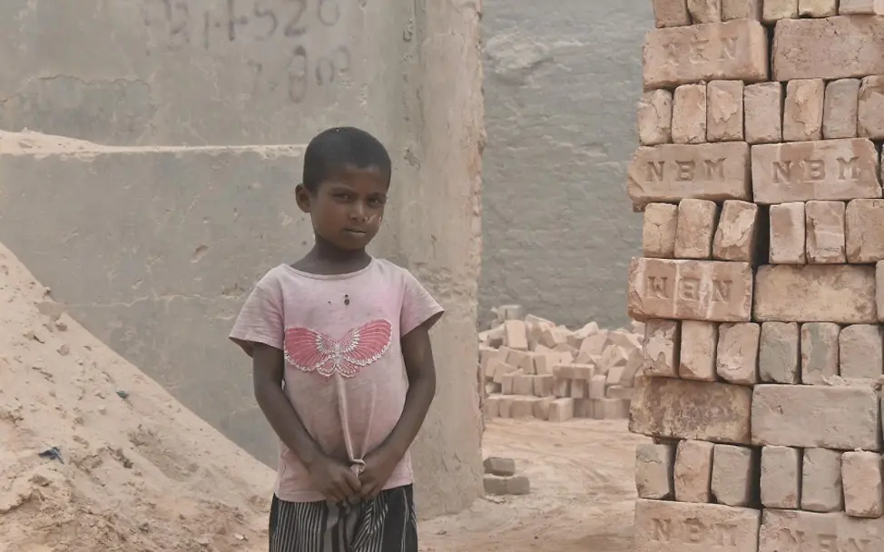 Kinderarbeit Bangladesch 2019 | © UNICEF/Berger Kinderarbeit Bangladesch: Mädchen steht vor Ziegelsteinfabrik