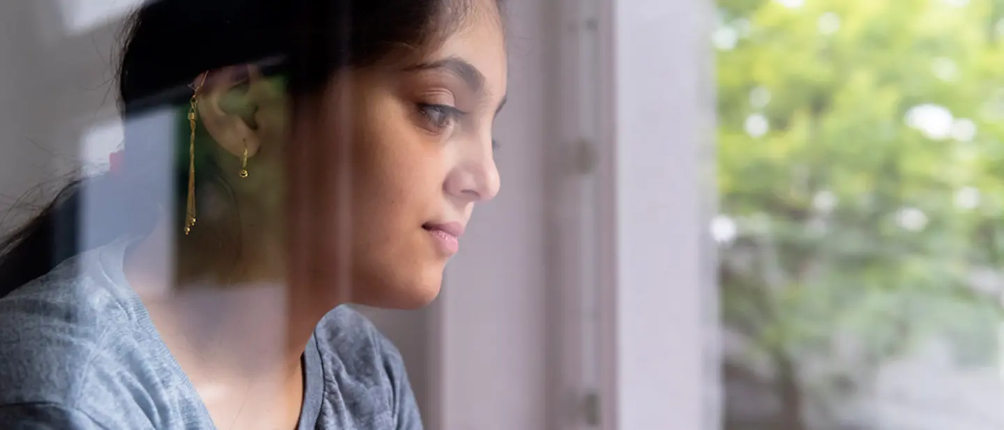 Julya und ihre Familie leben in einer Flüchtlingsunterkunft. | © UNICEF/Etges Deutschland: Julya schaut aus dem Fenster des Familienzimmers in der Flüchtlingsunterkunft.