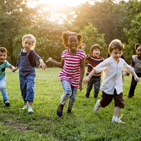 Bundestagswahl 2021: Positionspapier UNICEF | © Shutterstock Bundestagswahl 2021: Kinder rennen lachend über eine Wiese