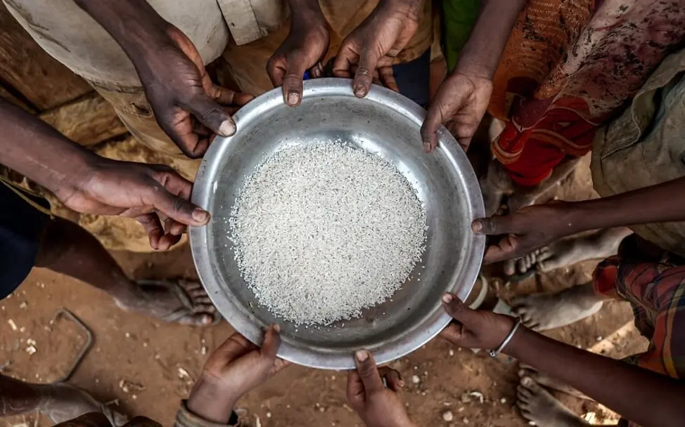 Für die Familie gibt es nur wenig Reis. | © UNICEF/Andrian Für die Familie gibt es nur wenig Reis.