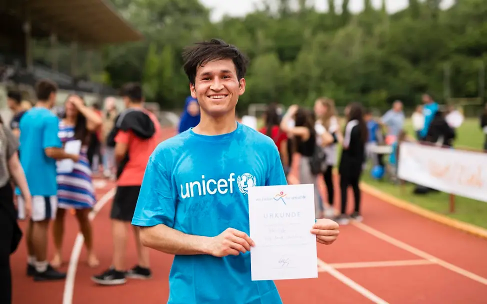 Zum Schluss gibt’s eine Urkunde von UNICEF. | © UNI276141/Ressel Zum Schluss gibt’s eine Urkunde von UNICEF.
