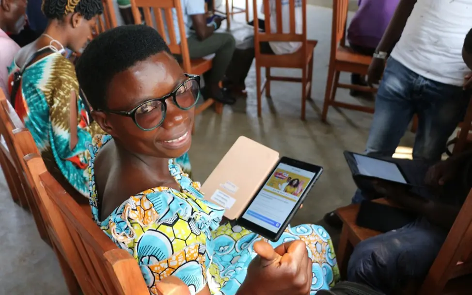 Die digitale Lernplattform Yoma hilft jungen Menschen weltweit. | © UNICEF/Frank Dejongh Yoma: Frau lernt mit Hilfe ihres Tablets.