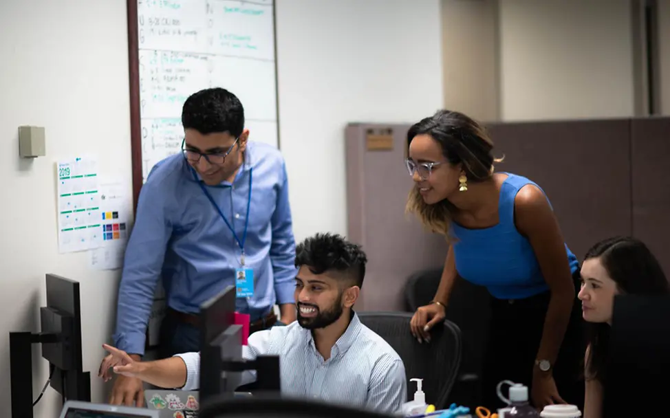 Digital Public Goods Alliance | © UNICEF/UNICEF Innovation Digital Public Goods Alliance: Vier Personen schauen auf einen Monitor.