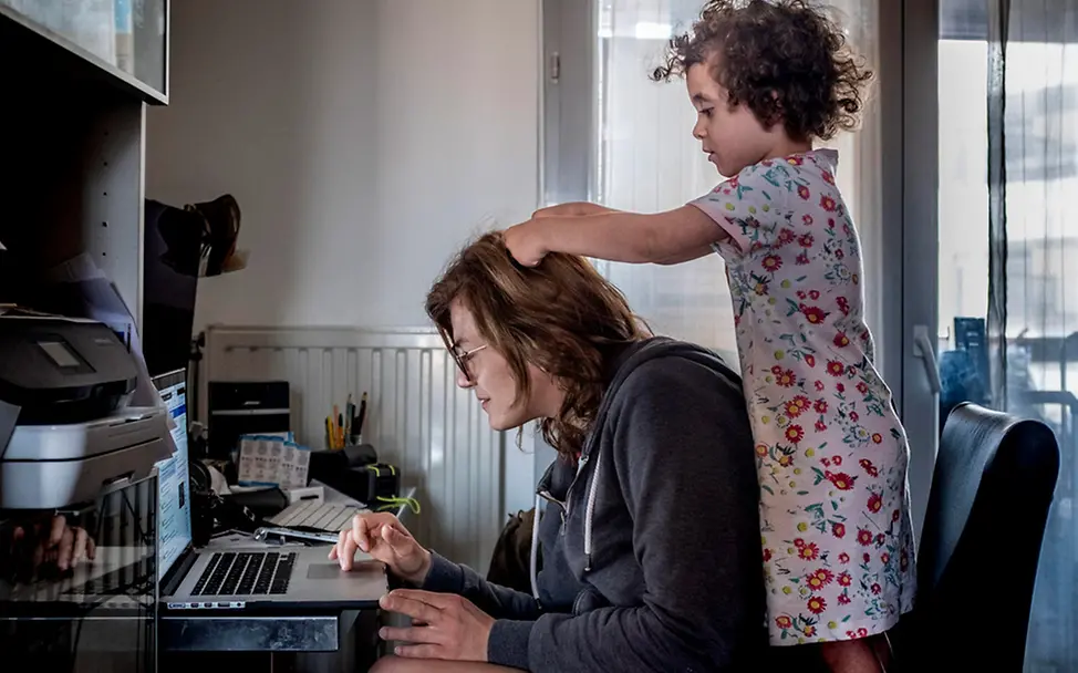 Von zuhause Arbeiten ist nicht immer ganz einfach. | © UNICEF/Divergence Frankreich: Journalistin arbeitet im Home Office.