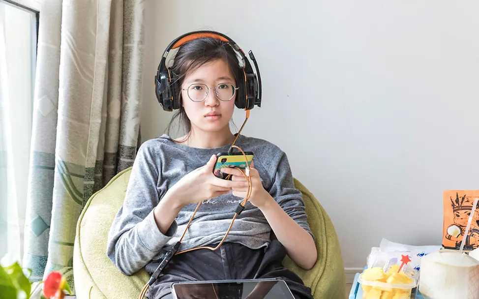 Online-Medien sind während der Pandemie für viele Menschen die einzige Möglichkeit mit ihren Familien in Kontakt zu bleiben. | © UNICEF/Ma China: Mädchen benutzt ihr Smartphone.