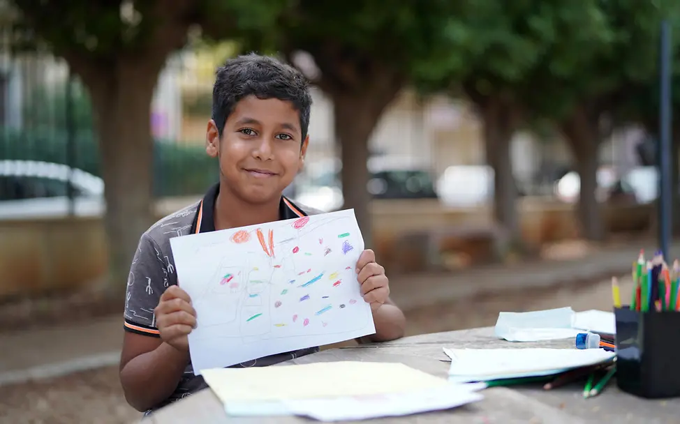 Der 12-jährigen Hussein malt Bilder um die Geschehnisse zu verarbeiten. | © UNICEF/Choufany Der 12-jährigen Hussein malt Bilder um die Geschehnisse zu verarbeiten.