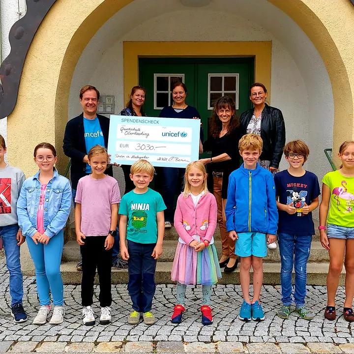 Scheckübergabe an der Grundschule Oberhaching. Scheckübergabe_GS Oberhaching_Juli 2021