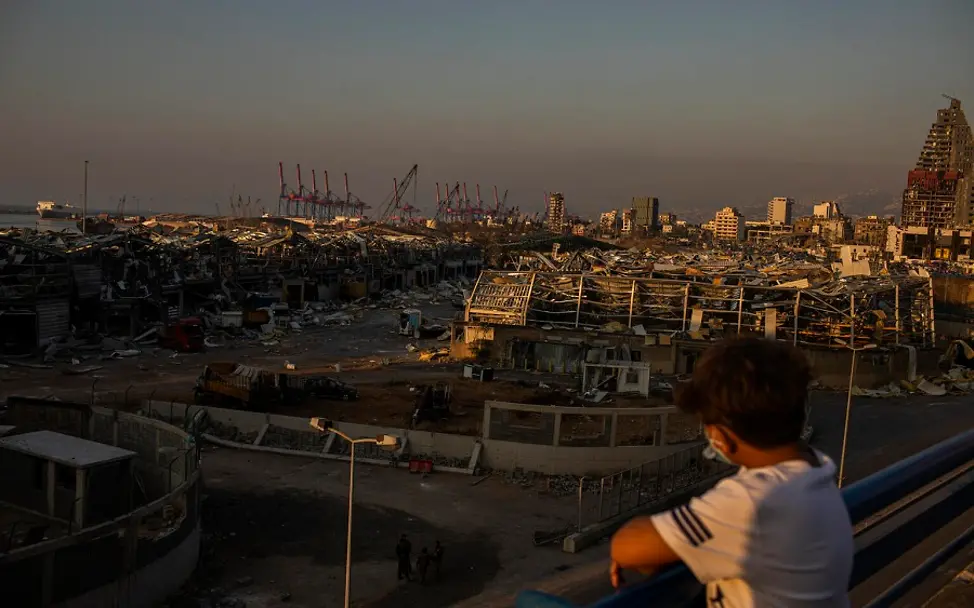 Explosion in Beirut: Ein Junge blickt auf den zerstörten Hafen in Beirut, Libanon.