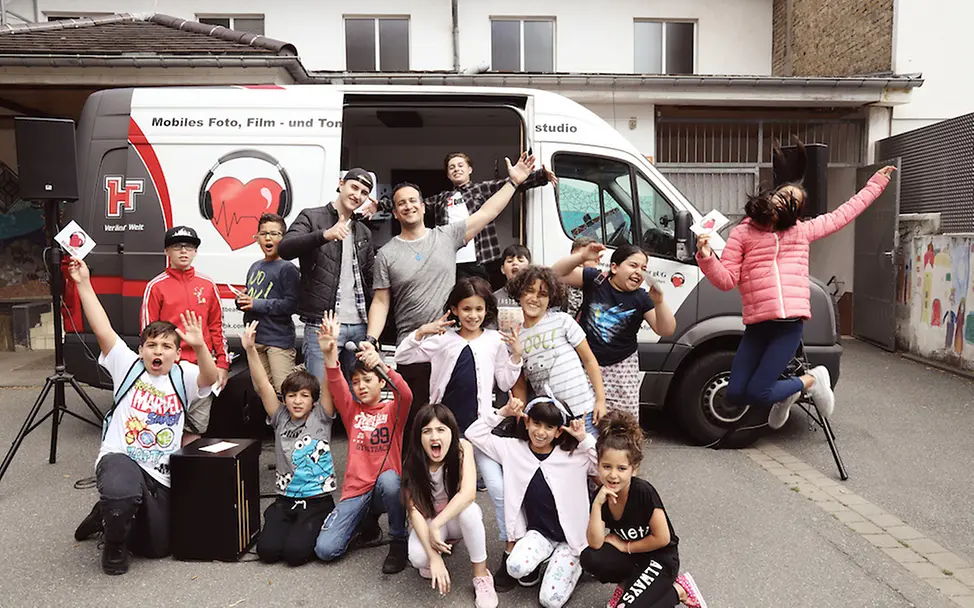 Das Team von Heartbeat Edutainment ist mit seinem Bus unterwegs © Sofia Aidonopoulou/Heartbeat Edutainment Das Team von Heartbeat Edutainment ist mit seinem Bus unterwegs © Sofia Aidonopoulou/Heartbeat Edutainment