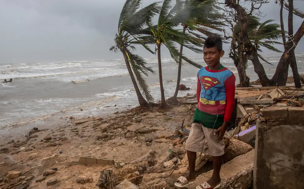 Ein Junge aus Nicaragua beobachtet die Auswirkungen eines Hurrikans. | © UNICEF/Ocon/AFP-Services Nicaragua: Junge steht am Strand während eines Hurrikans.