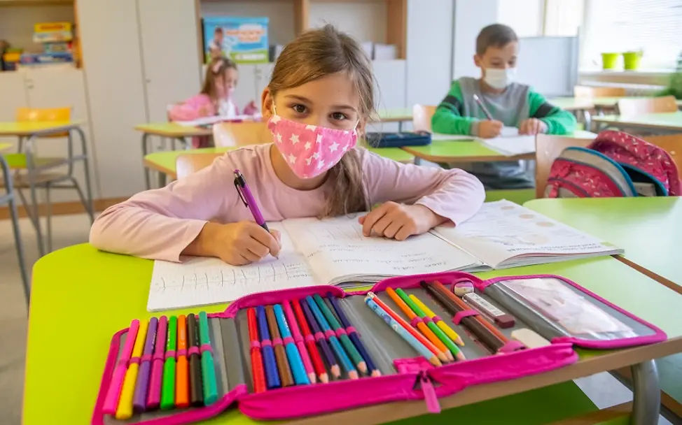 Corona: Schulen offen halten | © UNICEF/UN0362379/Pancic Serbien: Schülerin sitzt mit Mundschutz am Pult