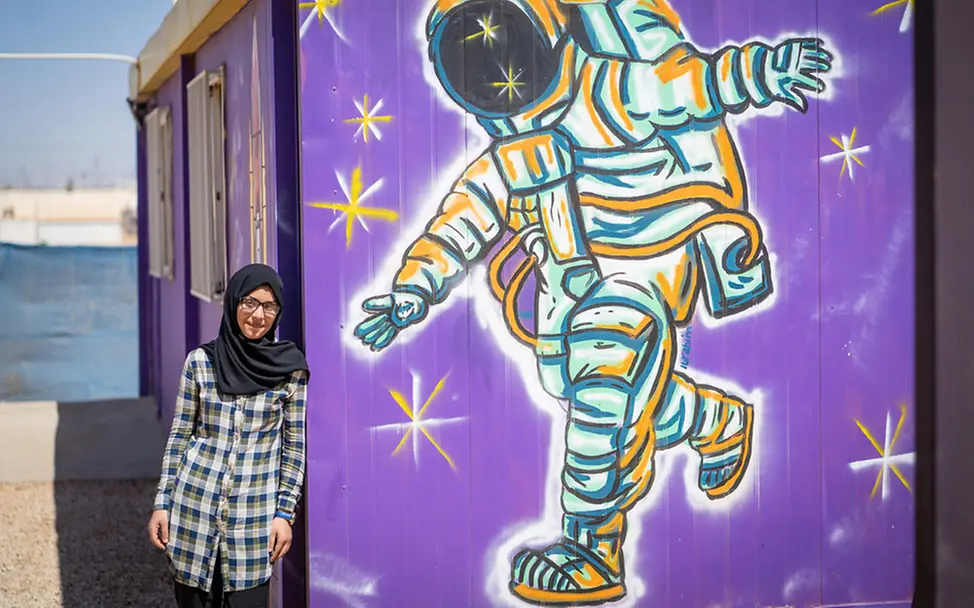 Bodoor vor einem Astronauten-Graffiti | © UNICEF/Herwig Bodoor vor einem Astronauten-Graffiti