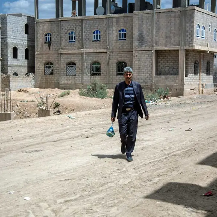 Dank der UNICEF-Finanzhilfe kann Hamoud weiter als Lehrer arbeiten. | © UNICEF/Almahbashi Bargeldhilfe (cash transfer): Lehrer wie Hamoud können sich ohne Gehalt weder Lebensmittel noch die Fahrt zur Arbeit leisten.