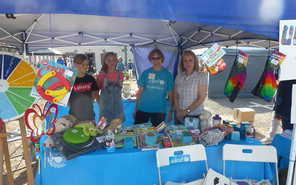 Frau Neises mit ihren Schülerinnen