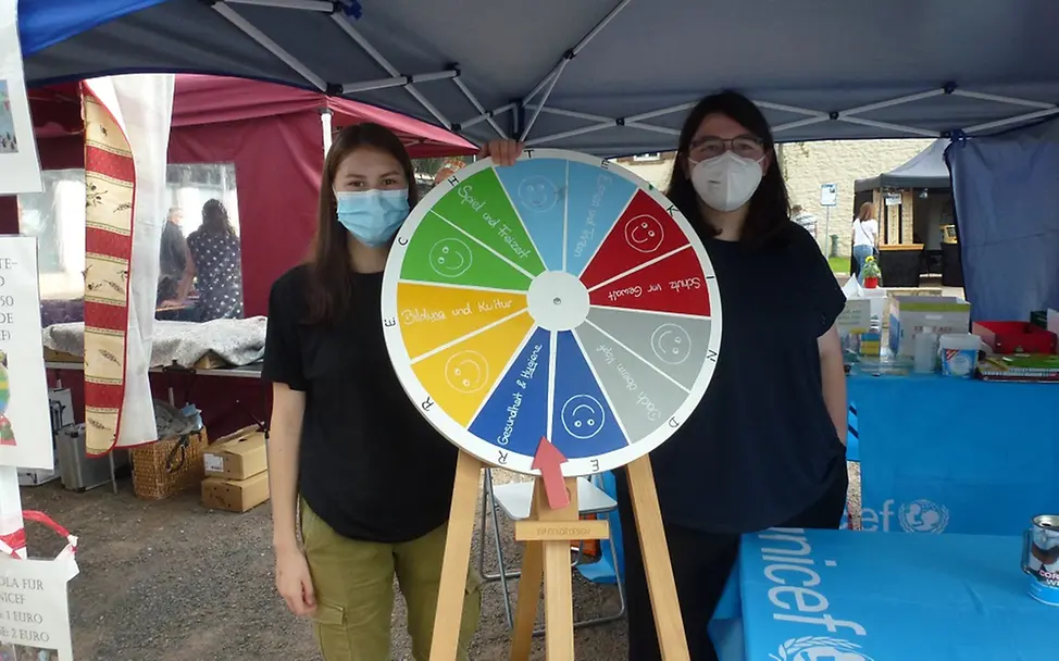 Schülerinnen am Kinderrectsrad