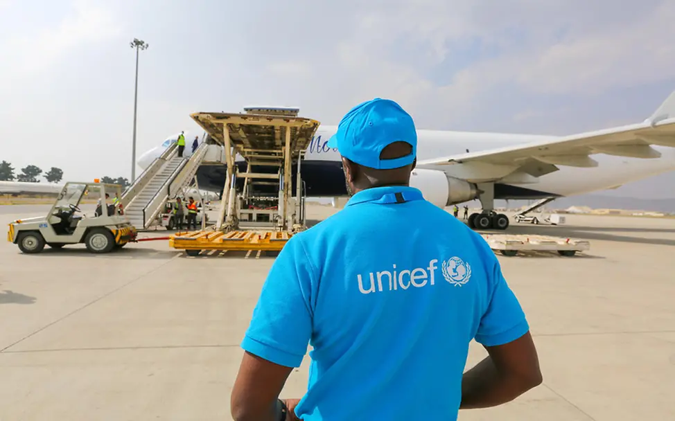 Afghanistan: Ein UNICEF-Helfer am Flughafen in Kabul | © UNICEF/Fazel Afghanistan Krise: Ein UNICEF-Helfer am Flughafen in Kabul