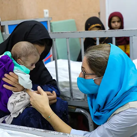 Afghanistan: UNICEF-Sprecherin Sam Mort besucht Kinder in einem Krankenhaus | © UNICEF/Fazel Afghanistan Krise: UNICEF-Sprecherin Sam Mort besucht Kinder in einem Krankenhaus in Kabul