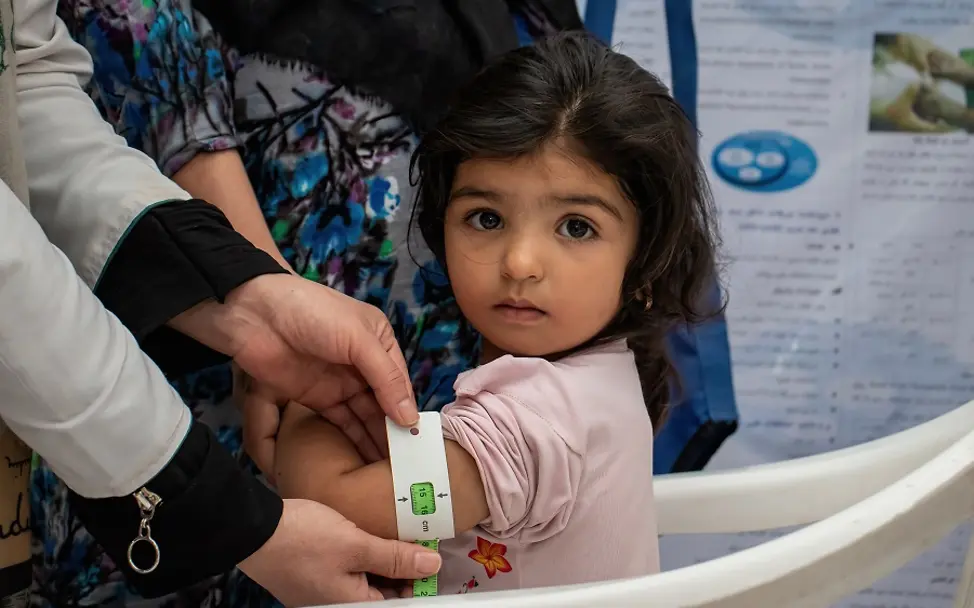 Afghanistan: Kinder brauchen dringend Hilfe | © UNICEF/Bidel Afghanistan: Bei einem Mädchen wird der Armumfang gemessen.